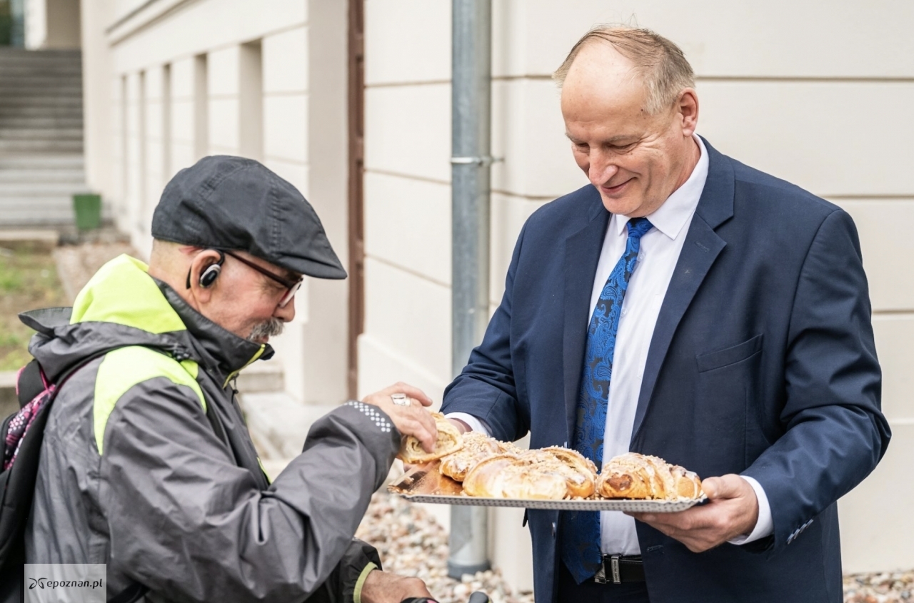 Tradycyjnie mieszkańców częstowano rogalami | fot. UM Poznań
