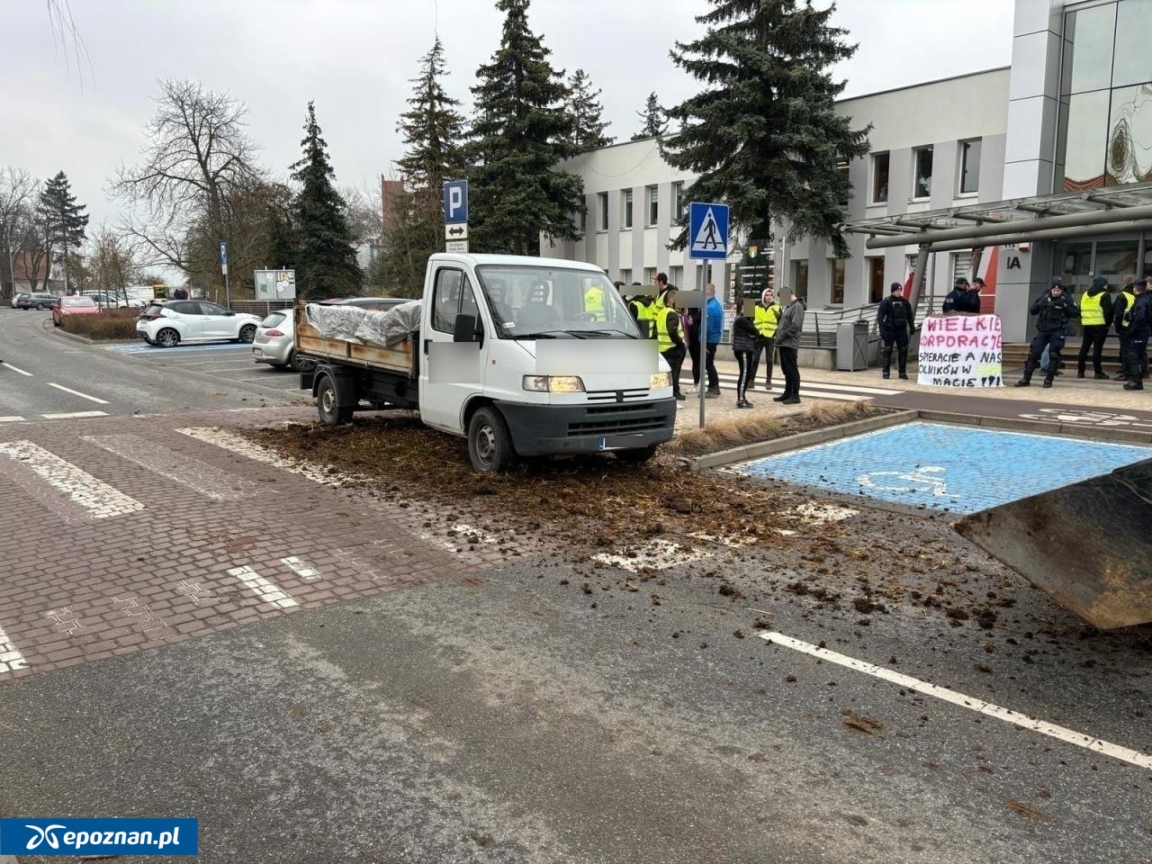 Na zdjęciu nie widać pojazdu, z którego rozrzucono obornik | fot. Policja