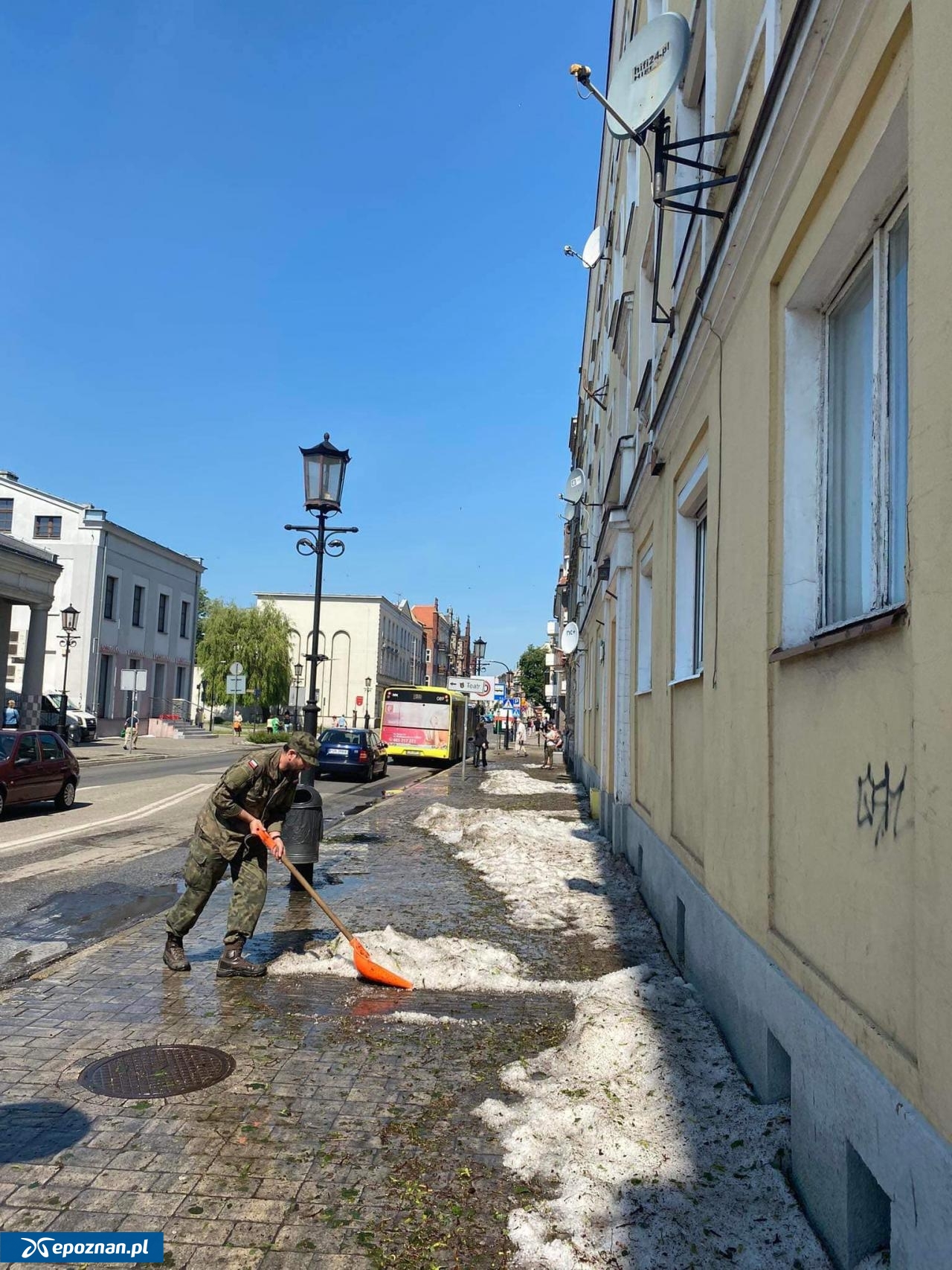 Do pomocy przy usuwaniu skutków nawałnicy zaangażowano wojsko | fot. Królewskie Gniezno