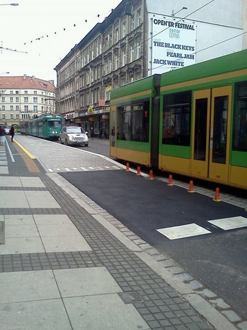 Auto zamiast po platformie porusza się obok niej | fot. Hana