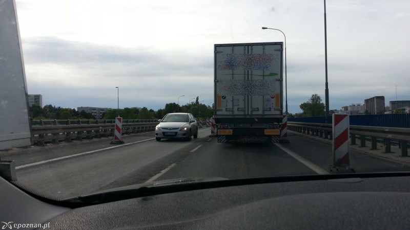 Ciężarówki wciąż jeżdżą po estakadzie | fot. Duży