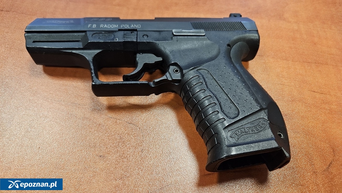 Pistolet Walther P-99, którego wiernym odwzorowaniem jest zabezpieczona przez policjantów broń gazowa | fot. Policja