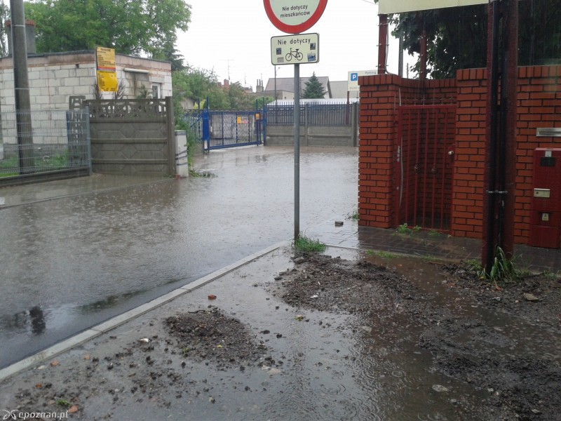 Tak po opadach deszczu wygląda ulica Rembertowska | fot. Rembert