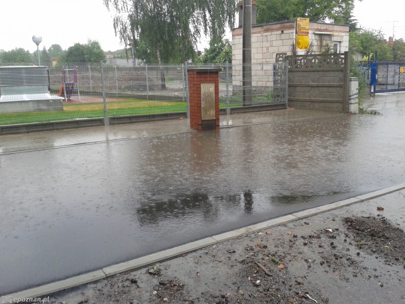Tak po opadach deszczu wygląda ulica Rembertowska | fot. Rembert