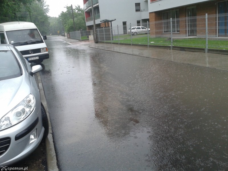 Tak po opadach deszczu wygląda ulica Rembertowska | fot. Rembert