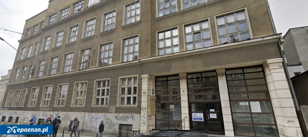 Przez lata szkoła działała w budynku przy Głogowskiej 90 | fot. Google Street View