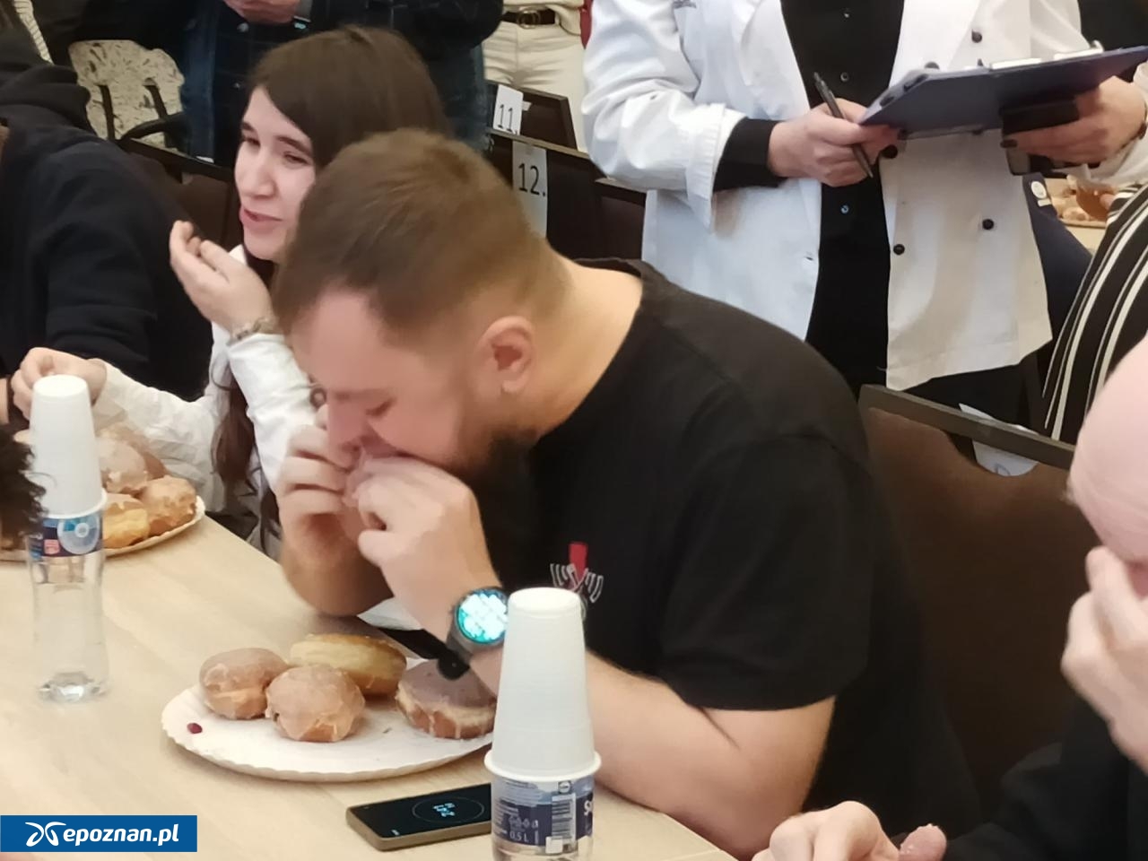 Nowy Mistrz Poznania w jedzeniu pączków na czas | fot. Włodzimierz Hoppel