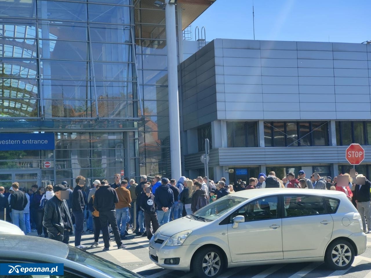 Niedzielne oczekiwanie na wejście na MTP | fot. Paulina
