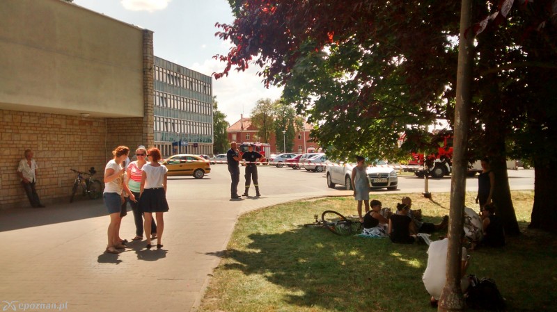 Alarm bombowy w Urzędzie Skarbowym w Swarzędzu | fot. Adrian Juzak