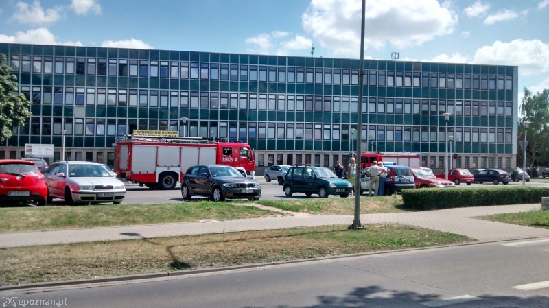 Alarm bombowy w Urzędzie Skarbowym w Swarzędzu | fot. Adrian Juzak