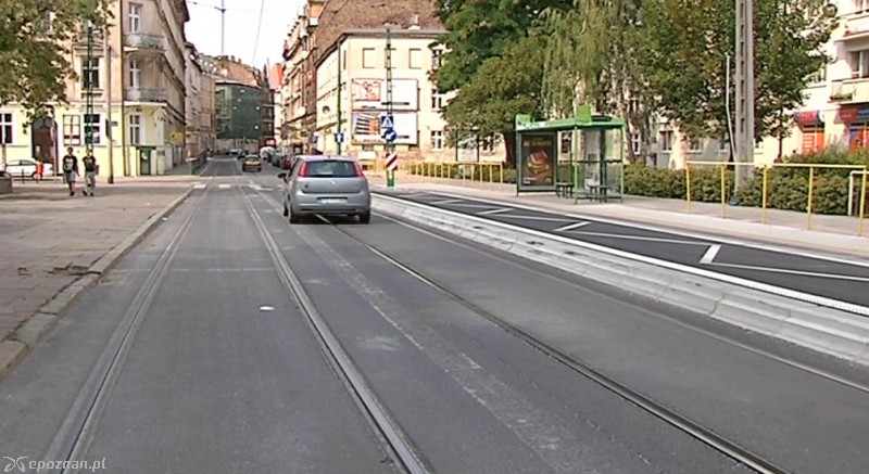 Kierowcy zamiast wjeżdżać na wyniesioną platformę, omijają ją.