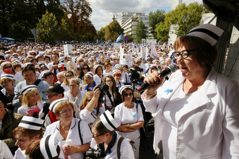 Czwartkowa manifestacja pielęgniarek i położnych | fot. PAP/Paweł Supernak