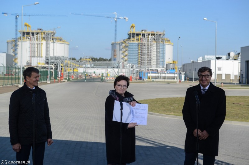 Minister Czerwiński, premier Kopacz i prezes Polskie LNG, Jan Chadamfot. PAP/Jakub Kamiński