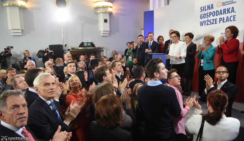 Sztab PO w momencie ogłaszania wyników sondażowych | fot. Radek Pietruszka / PAP