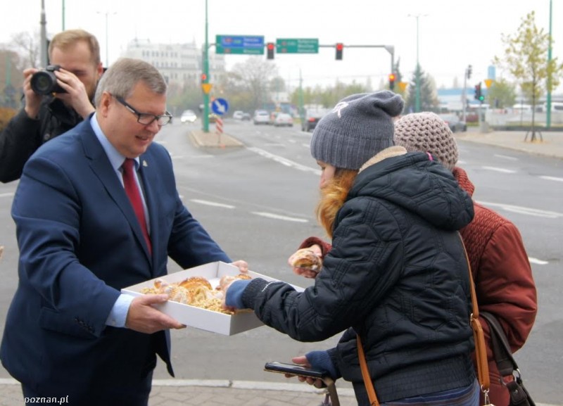 Certyfikowane rogale rozdawał Andrzej Białas, dyrektor Biura Prezydenta Poznania | fot. Włodzimierz Hoppel