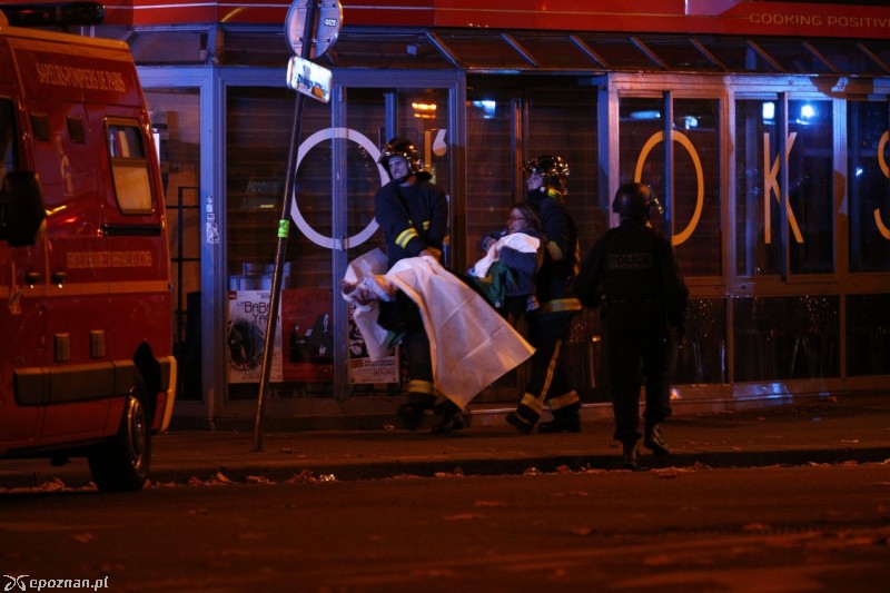 Ewakuacja rannych z klubu Bataclan | fot. YOAN VALAT/PAP/EPA