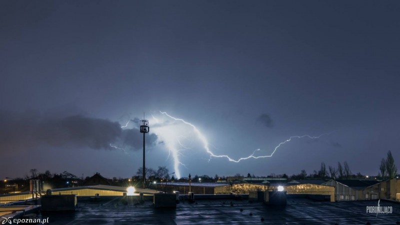 Poznań, 18 XI 2015, godzina 05:26 | fot. Leszek Bartczak \'Piorunująco\'