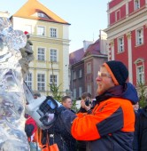 Na Starym Rynku stanęła pierwsza lodowa rzeźba | fot. Włodzimierz  Hoppel