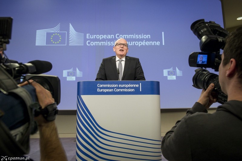 Frans Timmermans w trakcie konferencji prasowej na temat kontroli w Polsce | fot. Wiktor Dąbkowski/PAP