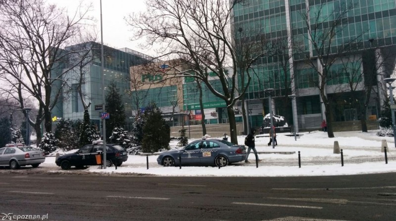 Taksówka parkująca w całości na chodniku | fot. czytelnik