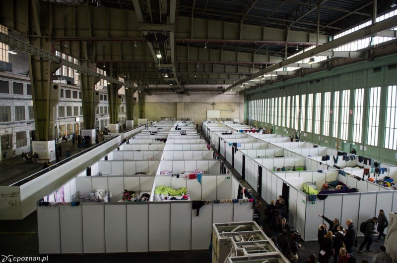 Obozowisko migrantów w jednym z hangarów na berlińskim lotnisku Tempelhof | fot. Bernd von Jutrczenka/PAP/DPA