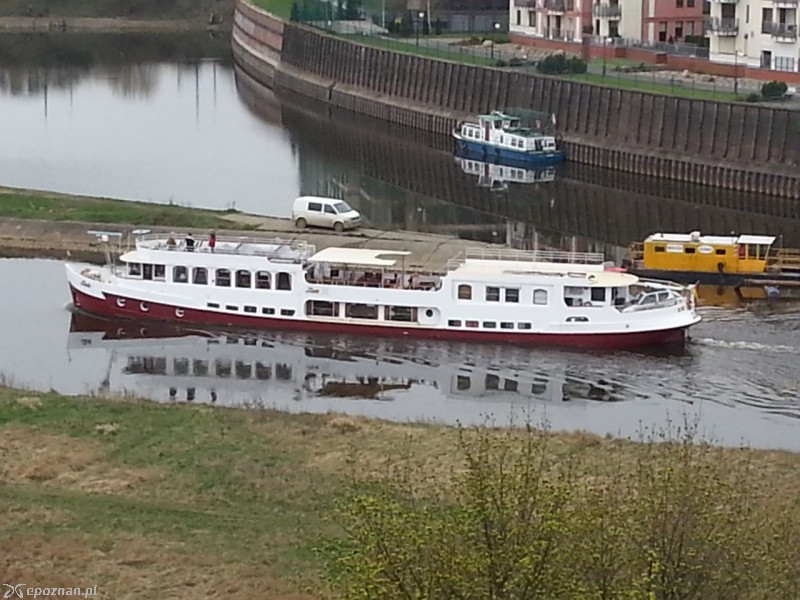 Pogłębiarka w towarzystwie statku wycieczkowego | fot. czytelnik