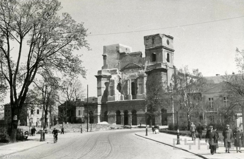 Zniszczona fasada katedry w 1945 roku | fot. Roman Stefan Ulatowski / CYRYL