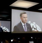Przemówienie prezydenta Andrzeja Dudy transmitowane w centrum prasowym MTP | fot. PAP/Jakub Kaczmarczyk