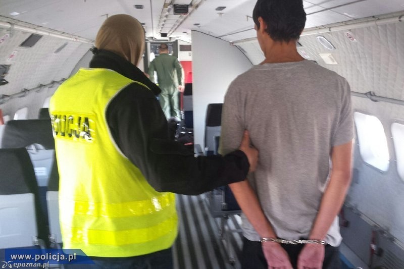 Kajetan P. w trakcie transportu do Polski | fot. policja