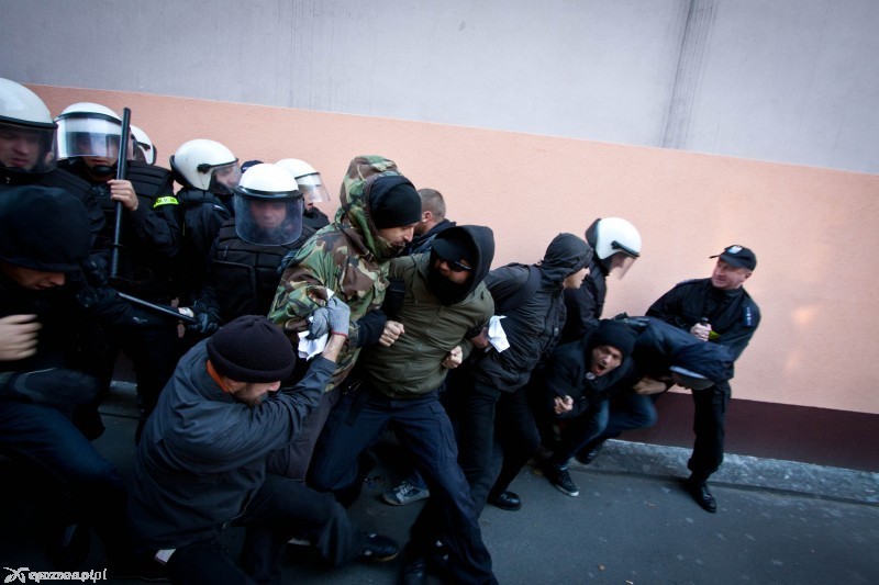 Eksmisja z budynku przy ul. Dąbrowskiego w 2011 roku | fot. Sebastian Czopik