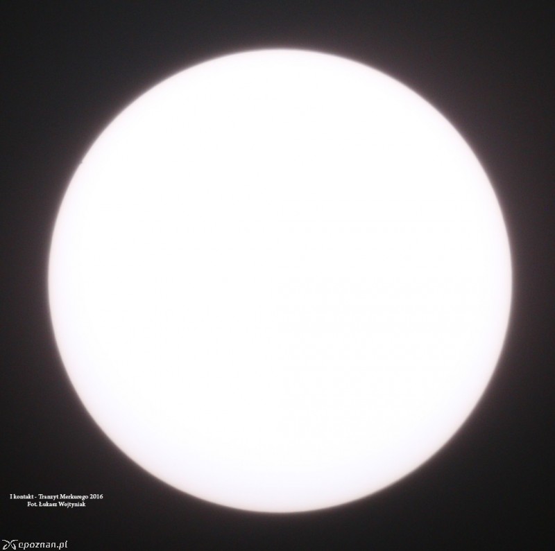 Merkury widoczny jako czarna kropka po lewej stronie tarczy Słońca | fot. Łukasz Wojtyniak / prezes Polskiego Towarzystwa Miłośników Astronomii w Poznaniu