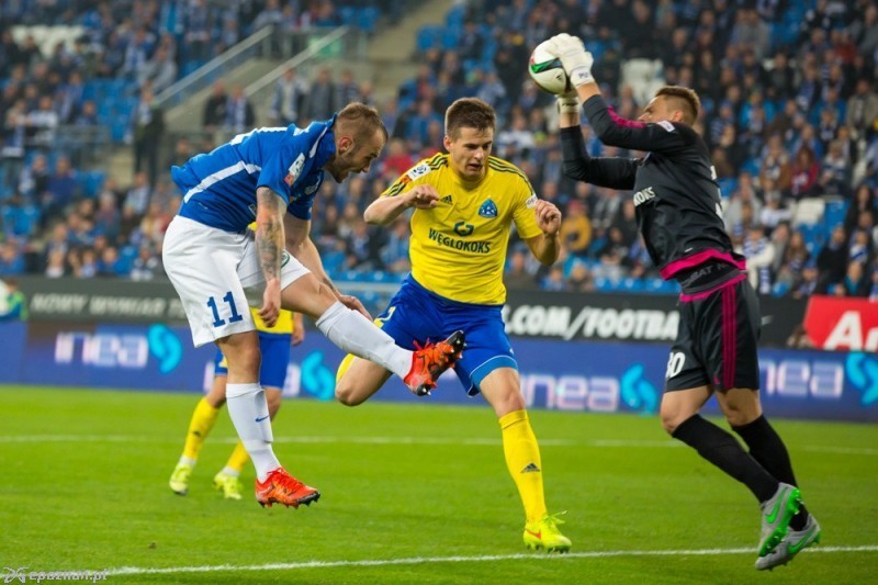 Mecz Lech - Ruch (2:2). Putnocky łapie piłkę fot. Tomasz Szwajkowski