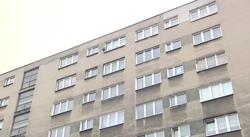 Z okien tego bloku strzelano do przechodniów