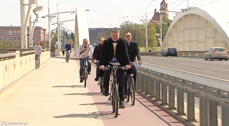 Maciej Wudarski i Oficer Rowerowy na moście św. Rocha