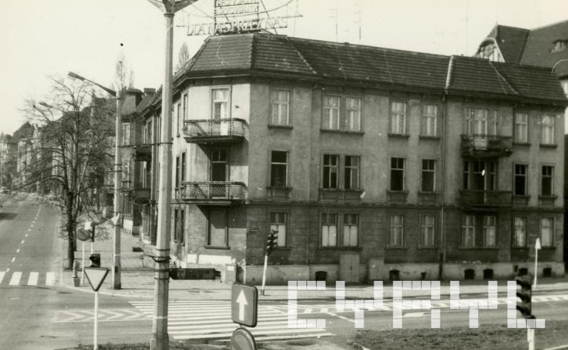 Nieistniejąca kamienica, która stała na skrzyżowaniu ulic Poznańskiej i Roosevelta | fot. CYRYL / kolekcja Romana Trojanowicza