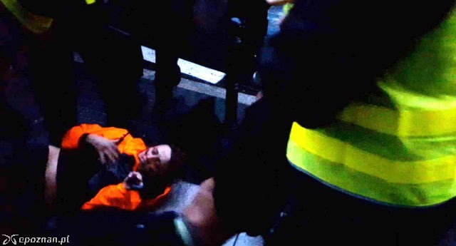 Moment zatrzymania aktywistki Federacji Anarchistycznej | fot. rozbrat.org