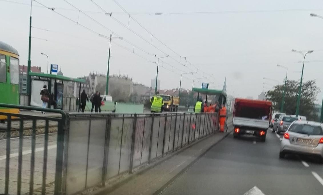 Trwa wymiana szyb na przystankach | fot. MB / Twitter