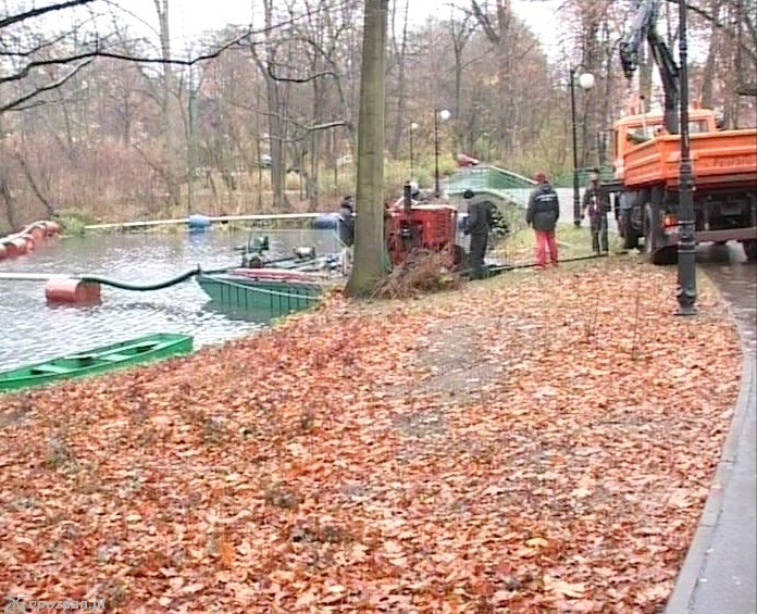 Tak czyszczono staw 9 lat temu | fot. archiwum