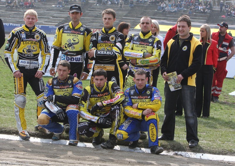 Sezon 2009, mecz PSŻ - Unia Tarnów. Daniel Pytel w środku dolnego rzędu