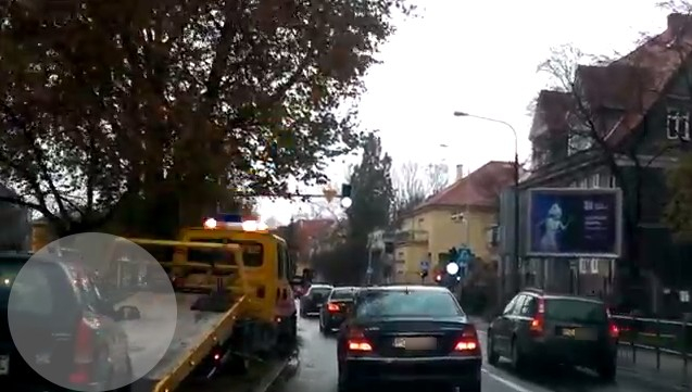 W samochodzie są wybite szyby | fot. R. Koziński