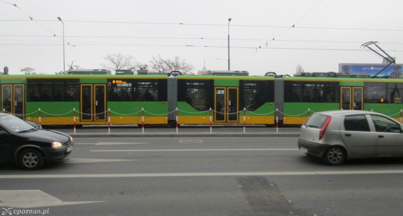 Biało-czerwone słupki na Kaponierze | fot. Nishio Poznań