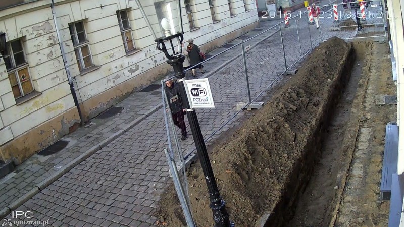 Wykop pojawił się w środę na ulicy Wronieckiej - przy ścianie budynku, w którym mieści się klub go-go
