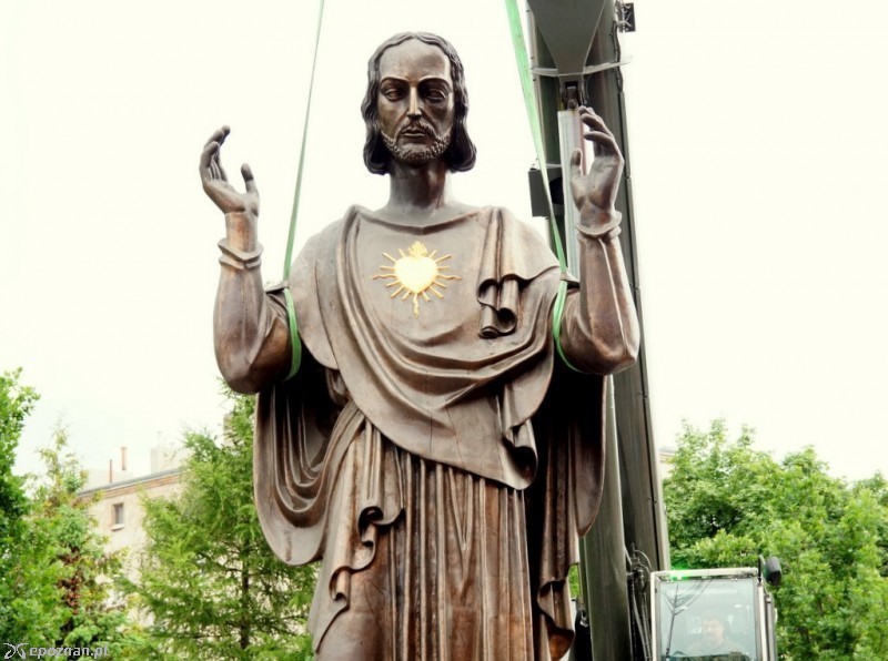 Postać Chrystusa ustawiona przy kościele na Jeżycach | fot. Włodzimierz Hoppel