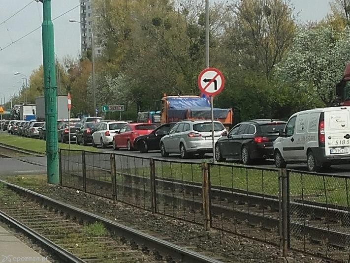 Przez zwężenia na Jana Pawła II korkują się okolice ronda Rataje | fot. czytelnik