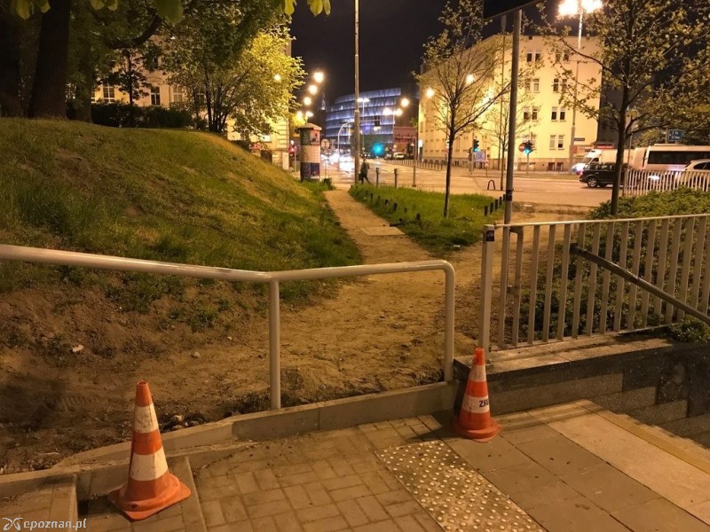 Barierki zagrodziły dojście do wydeptanych ścieżek | fot. Lucior, SSC / Facebook stowarzyszenia Inwestycje dla Poznania