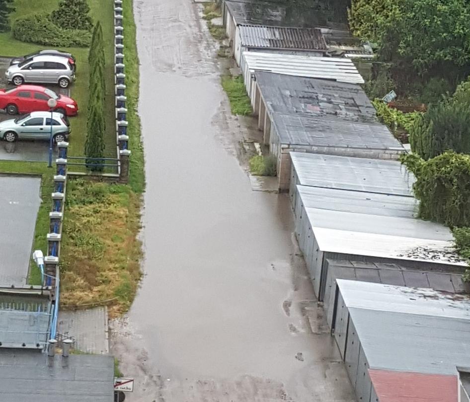Ściegiennego - zalana droga do bloku i garaży | fot. Violetta
