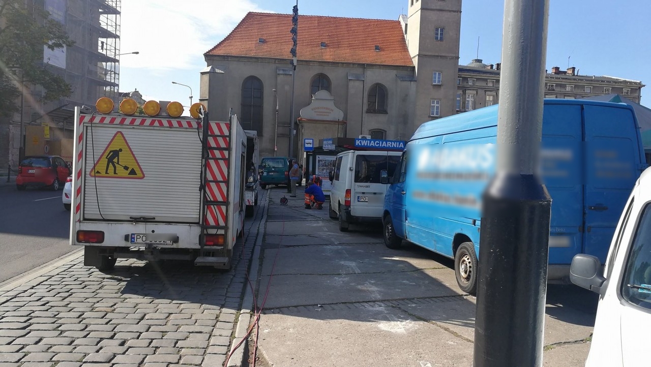 Samochody zaparkowane po demontażu słupków | fot. Maciej Wudarski / Facebook
