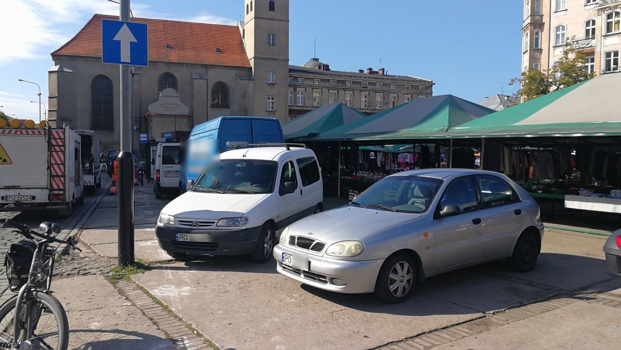 Samochody zaparkowane po demontażu słupków | fot. Maciej Wudarski / Facebook