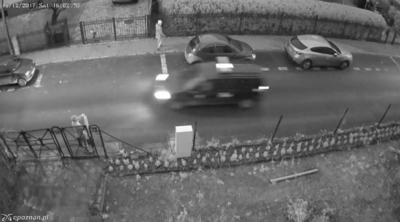 Radiowóz jedzie pod prąd bez sygnałów | fot. czytelniczka