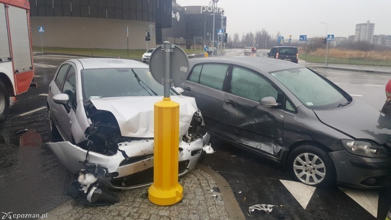 Grudniowa kolizja na skrzyżowaniu | fot. Pomoc Drogowa Car Center Poznań